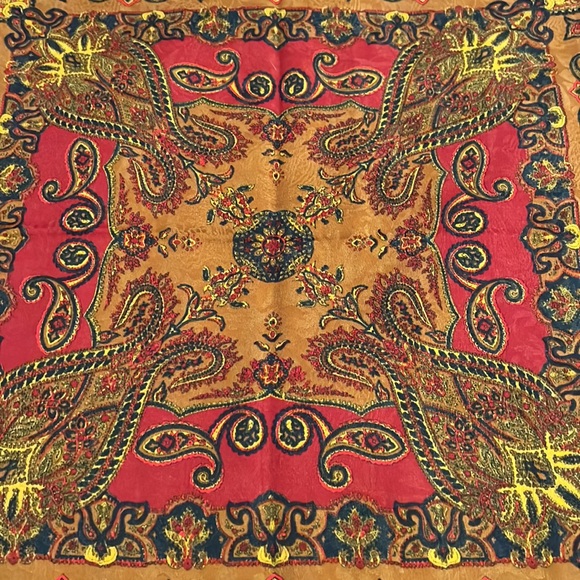 Wool scarf. 35” square. Traditional paisley design on bordeaux field. - Picture 3 of 6